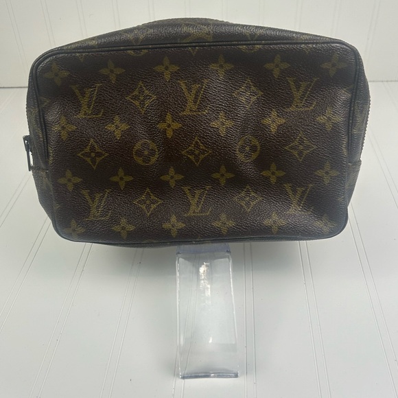 Louis Vuitton Trousse 23 Unisex 
Brown Monogram Canvas Cosmetic Bag - Picture 2 of 12